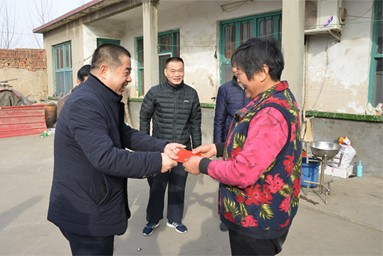 2018年2月10日，公司总经理李安东走访房家村困难群众。