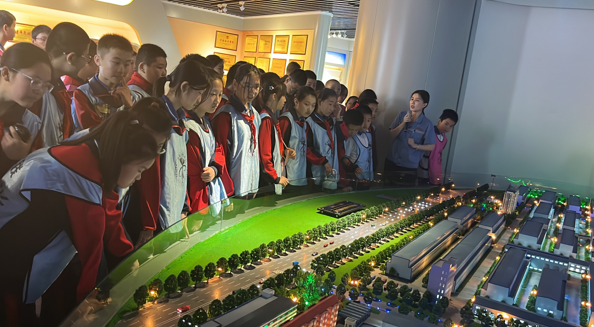 2023年10月17日区中小学师生到齐峰造纸博物馆研学